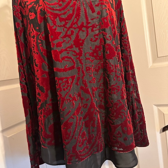Simply Vera Wang Women's Red & Black Patterned Velvet Burnout Long Sleeve Top - Picture 7 of 7